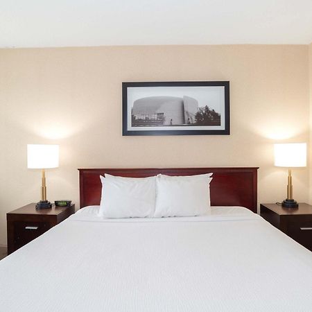 Sandman Hotel Летбридж Экстерьер фото